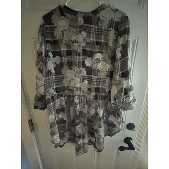 Torrid Blouse Womens Size 2 Gray Floral Button Up Pockets Roll Tab Sleeve EUC - Picture 6 of 9